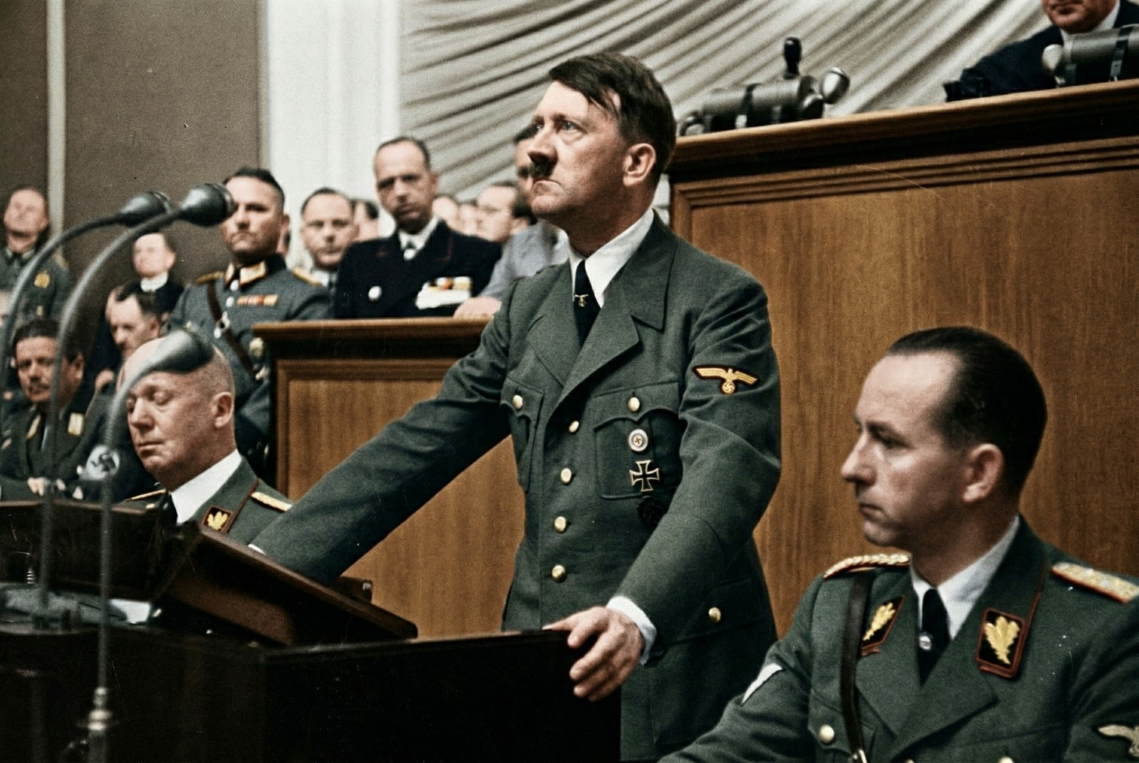 Hitler: «Si únicamente hubiéramos dado un ejército a la nación, solo eso nos haría inmortales en la historia del pueblo alemán»