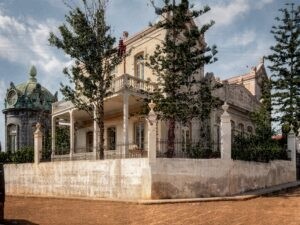 EL HOSPITAL DE NIÑOS, FUNDADO Y DIRIGIDO POR EL ILUSTRE DOCTOR GUIGOU QUE EN ESTA OBRA BENÉFICA PUSO TODOS LOS DESVELOS Y EL CARIÑO QUE SENTÍA POR LA INFANCIA DESAMPARADA