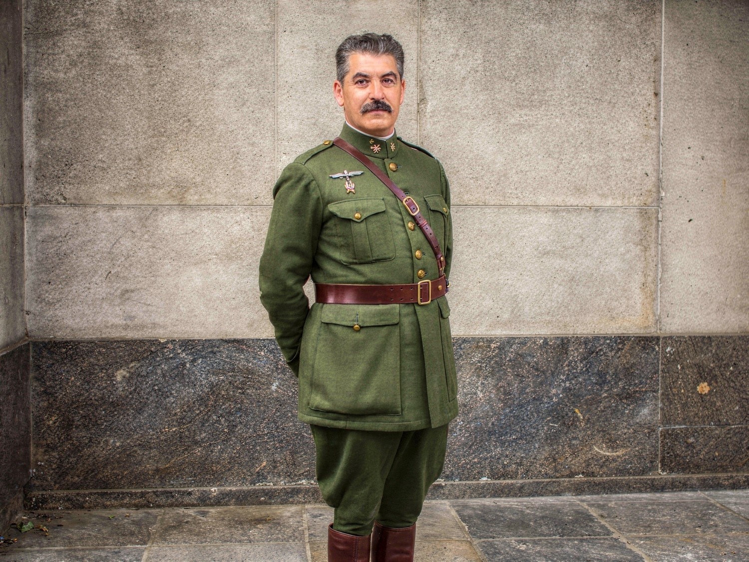 El general Balmes muere a causa de un disparo mientras probaba una pistola