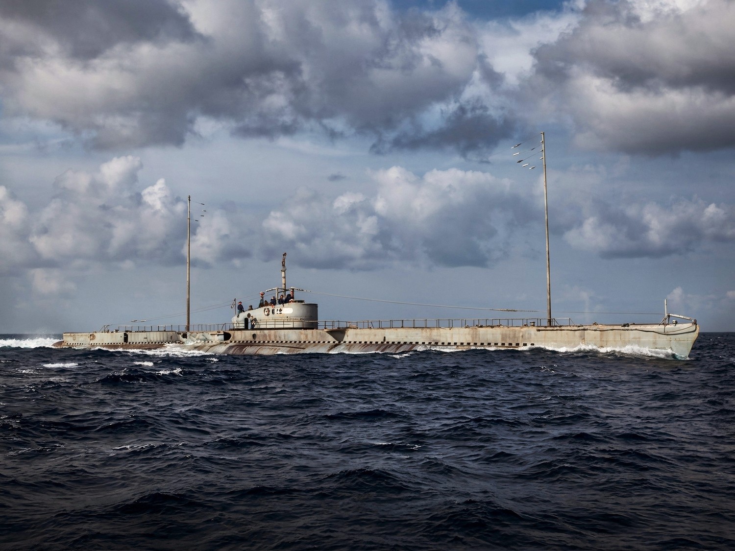 Un submarino trata de hundir a cañonazos un yate atracado en Saint Tropez y la mayoría de las balas caen en la población