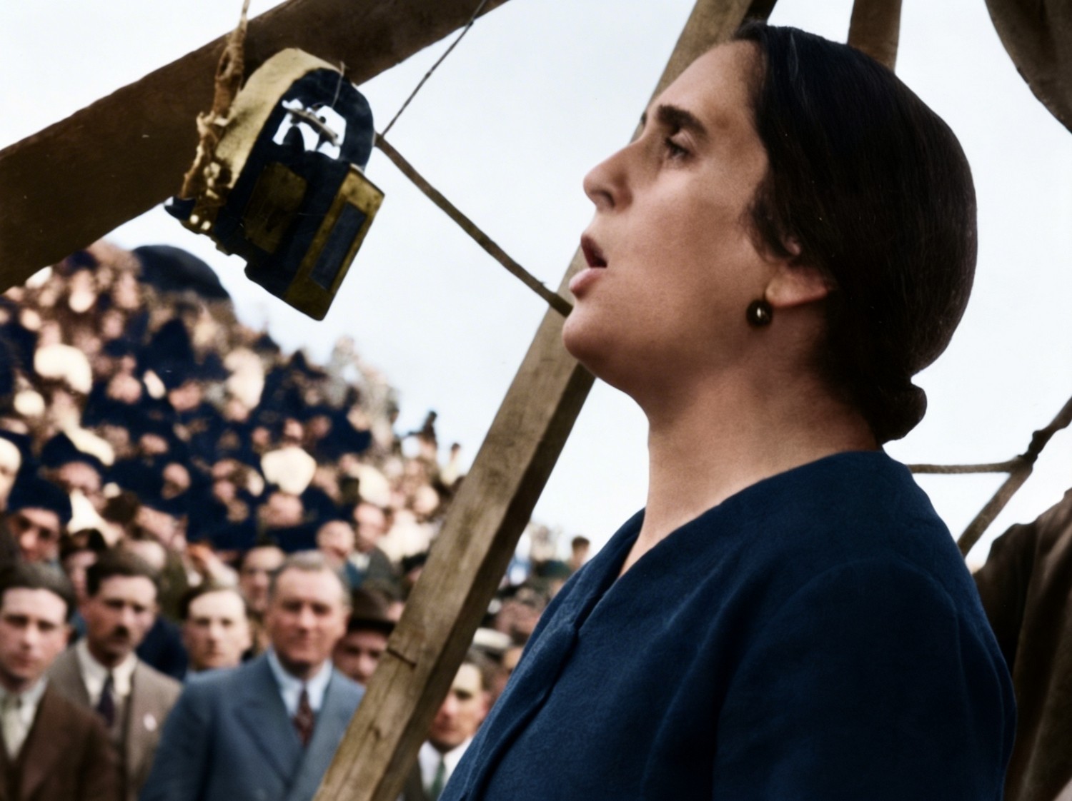 «¡No pasarán!»: Emocionante alocución de La Pasionaria llamando al pueblo a las armas para luchar contra el fascismo