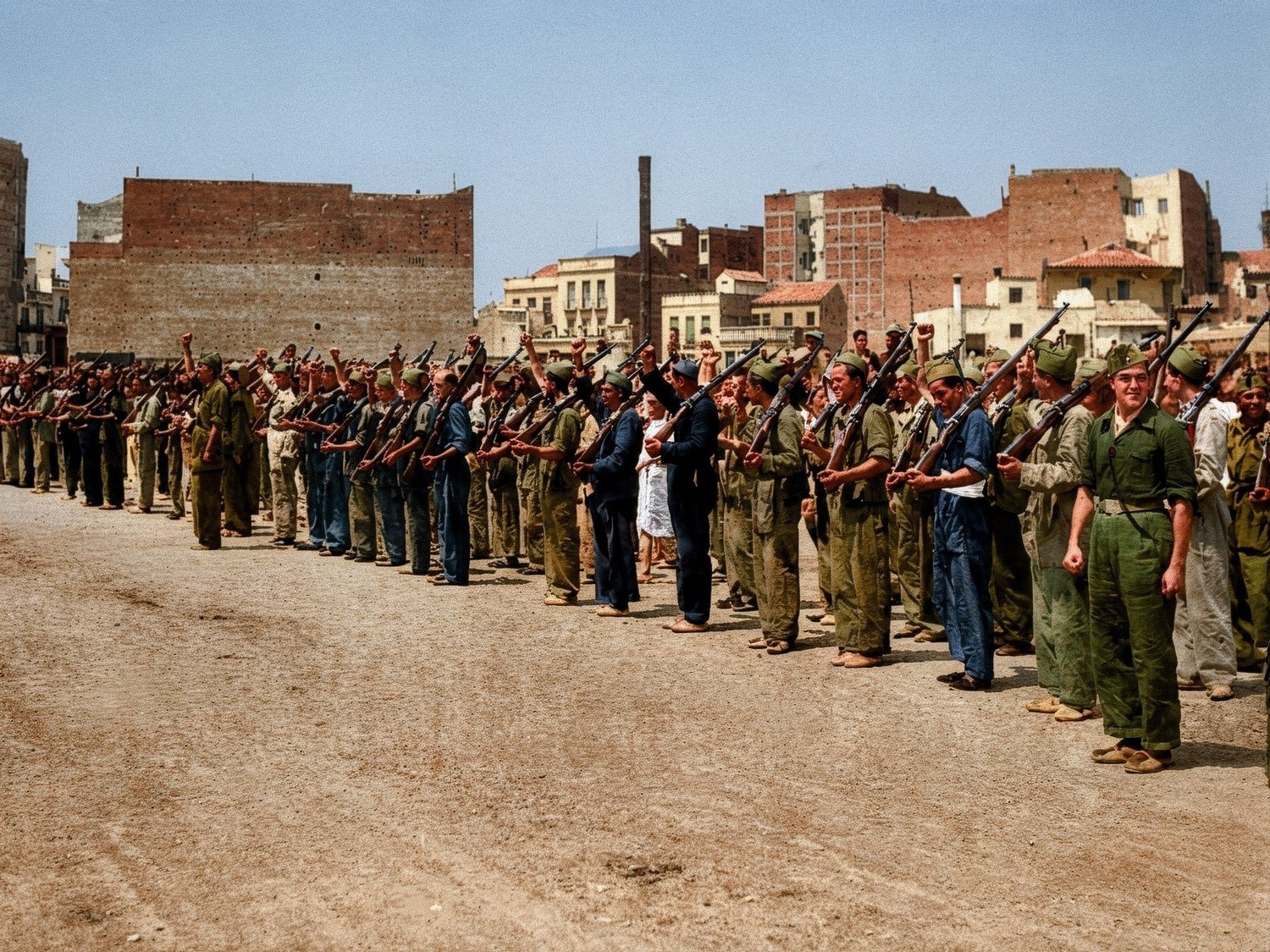 El Quinto Regimiento de las Milicias Populares forma una batallón de choque en Madrid