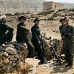 Una guerrilla de milicianos observando el paso de un avión sobre Somosierra