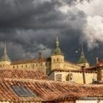Imagen del Alcázar de Toledo con las explosiones de fondo